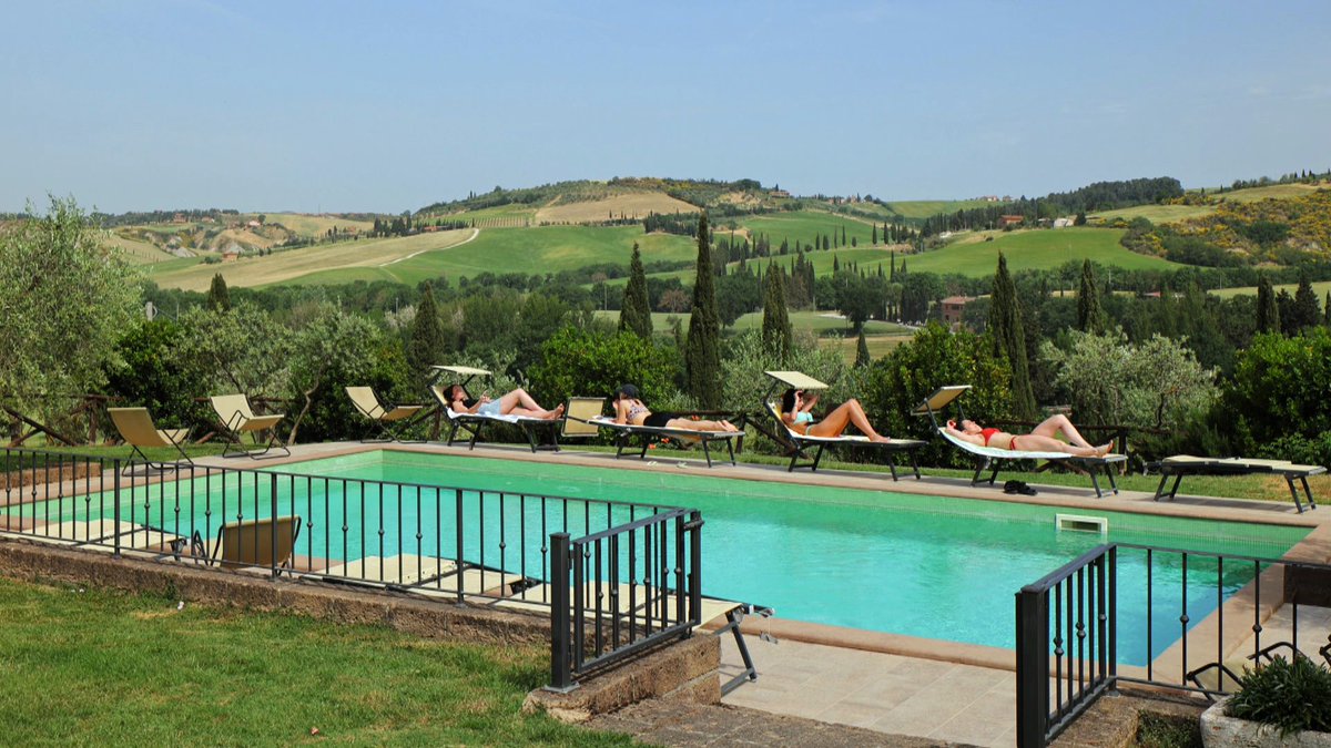 ノア・グリーク・デザイン・スタジオによる吊り下げ式プール