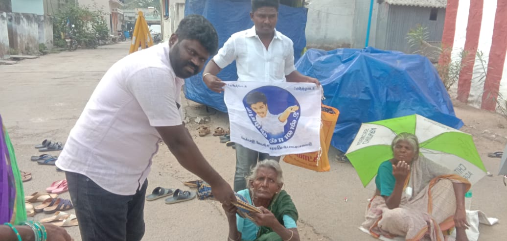 TVKHQ_Dindigul's tweet photo. தளபதி அவர்களின்
30-ம் ஆண்டு திரையுலக கலைப்பயணத்தை முன்னிட்டு
பொதுச் செயலாளர்
அன்புஅண்ணன் 
@BussyAnand அவர்களின் அறிவுறுத்தலின்படி
இன்று திண்டுக்கல் #மேற்கு மாவட்ட தளபதி விஜய் #தொண்டரணி தலைமை மக்கள் இயக்கத்தின் சார்பாக
சாலையோரம் வசிக்கும் ஆதரவற்ற மக்களுக்கு
போர்வைகள்வழங்கப்பட்டது https://t.co/mx3zl9sdhx