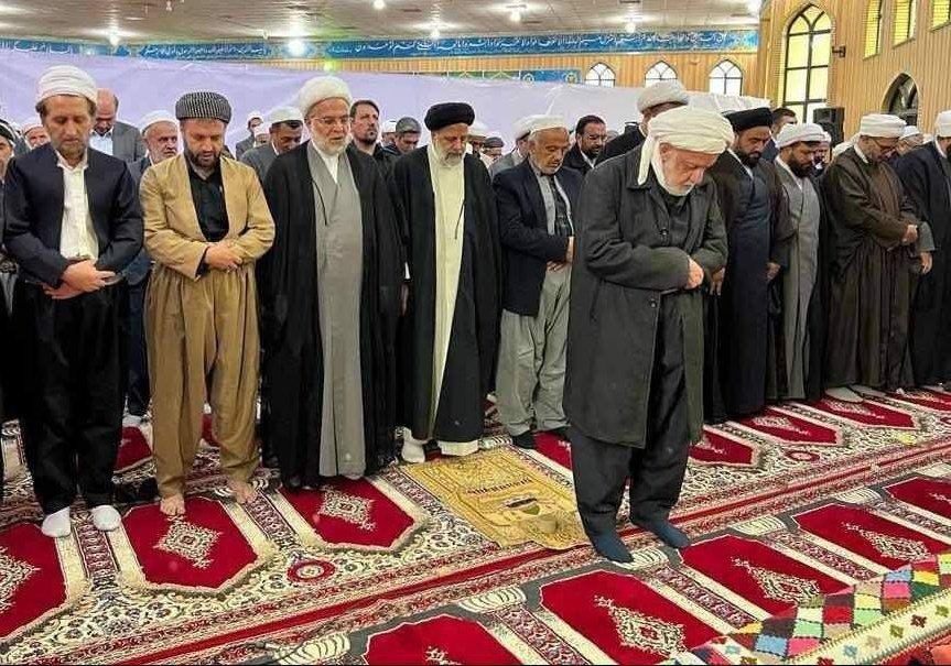 BehnamShojaei5's tweet photo. رئیس جمهور در میان مردم سنندج می‌رود و آجیل فروش کُرد به او شکلات می‌دهد. پشت سر ماموستای اهل سنت نماز می‌خواند. این پروژه وحدت از پروژه آبرسانی به سنندج هم زیباتر است. 
#براي_ایران https://t.co/ugOuU4v3D3
