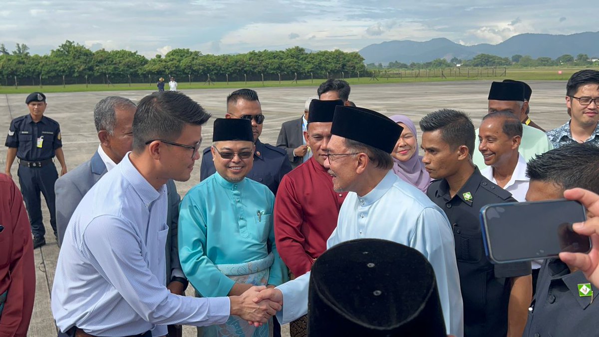 Kunjungan pertama Perdana Menteri <a href="/anwaribrahim/">Anwar Ibrahim</a> di Perak dan kawasan Tambun selepas PRU. Saya optimis dengan adanya Perdana Menteri dari Perak, pelbagai rancangan dan pelaburan bakal mengambil tempat dalam negeri.