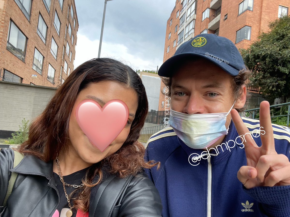 hsdaily's tweet photo. Harry with a fan in Bogota, Colombia recently (via @chmpgnes) https://t.co/k4OnIo2Y82