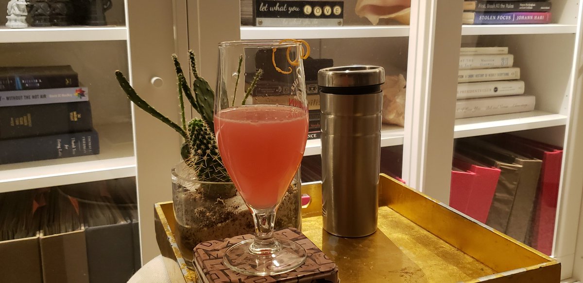 ALTEJim's tweet photo. 🎶 On the first day of Christmas my neighbour gave to me ... 🎵 

... one lovely Cosmo.

#coctailAdvent #neighbourhood #wrongglass https://t.co/ExAsfot9R9