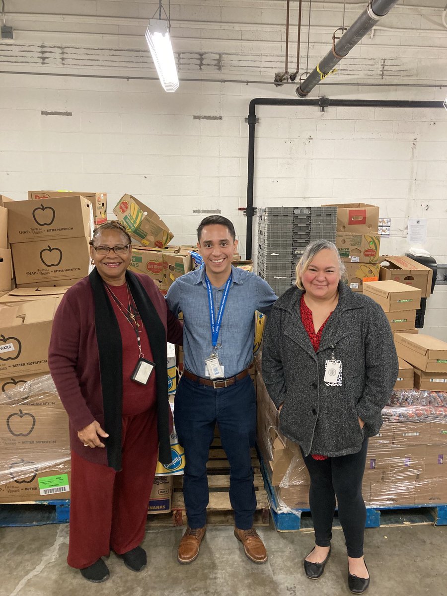 MsAnnTillis1's tweet photo. #HISD_WRAPAROUND #Team Rise  #Dr.Tieu #AngelicaAlmaraz #Rosario Solis #Houston Food Bank Wraparound Specialist picking up donations from the #YMCA Tellespen downtown Houston, filling our schools food pantries,  getting ready for our students and families 🚀🌈👍 https://t.co/JHi744bk7b