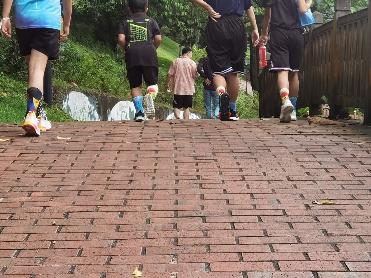 ArtforEarthDAO's tweet photo. Different Sock Walkathon 2022 Singapore is an advocacy event initiated by Art For Earth, supported  by The Social Kitchen and @traveloka 

Art brings people together. Time for the launch of our walk! https://t.co/ykwFGsB7bG