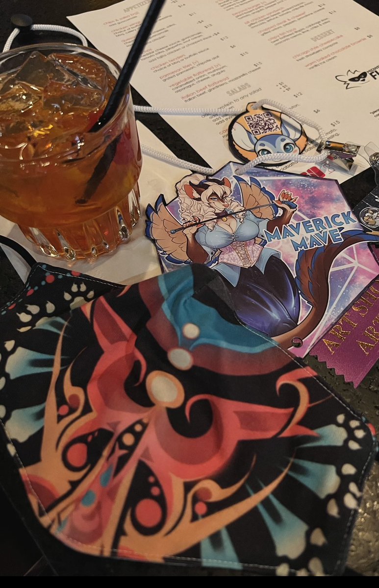 Made it to #MidwestFurfest2022 💙 yaaay ^^
 wish me luck in the art show 💙