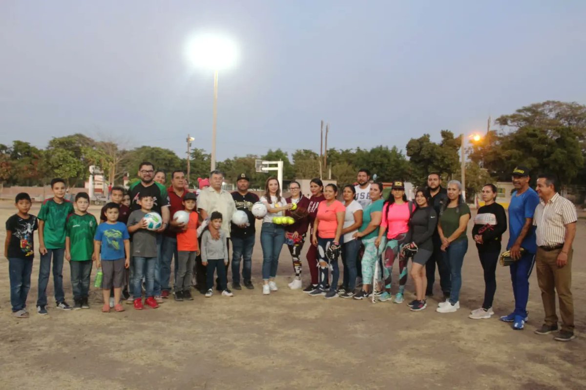 DMocorito's tweet photo. Iluminan Campo Deportivo de La Guamuchilera, #Mocorito
#Sinaloa #GobiernoMunicipal #TransformandoContigo https://t.co/3g8tfT65tD