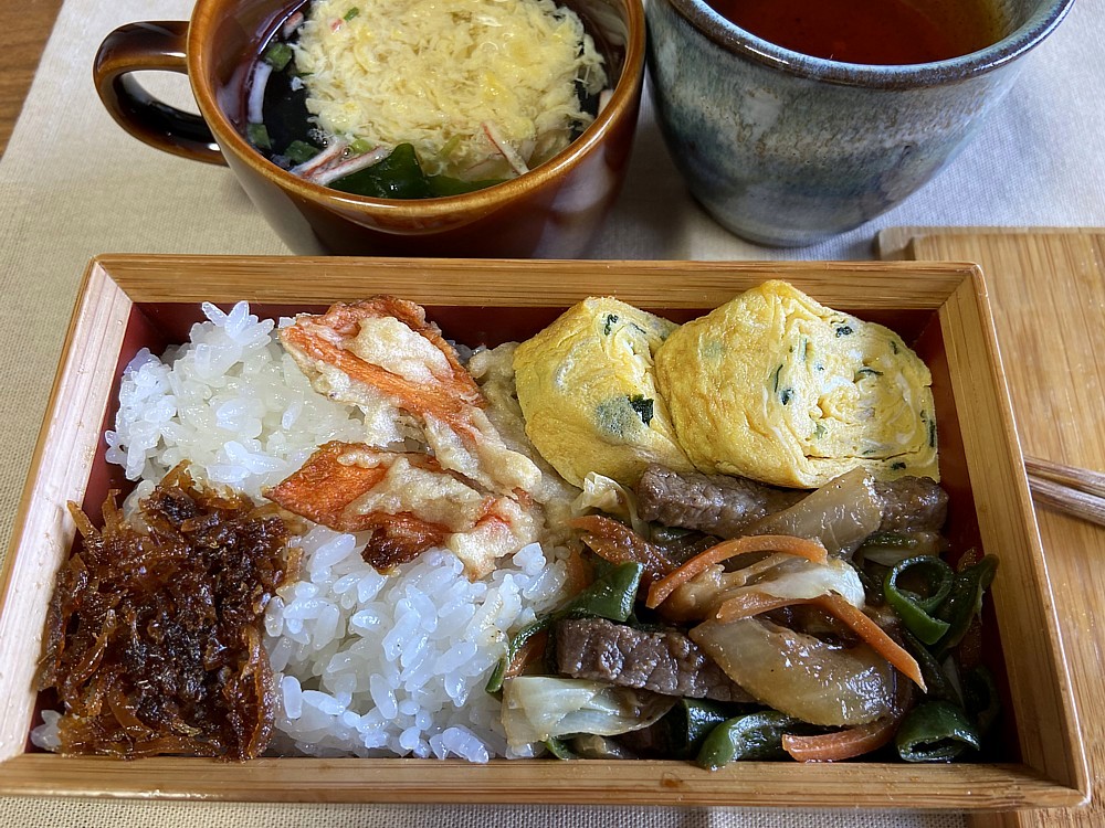 今日の 肉野菜焼き、玉子焼き（ネギ入り）、長崎めっけもん、生姜おかか、カニカマ玉子汁。