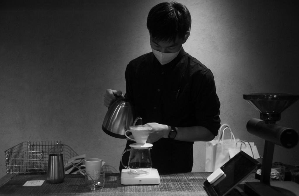 viability_cafe's tweet photo. 仕事場に来てくれた知り合いに撮ってもらいました！嬉しい😊
日々前よりも美味しく淹れられるよう腕を磨き続けます✨ https://t.co/3L6lHzhpTE