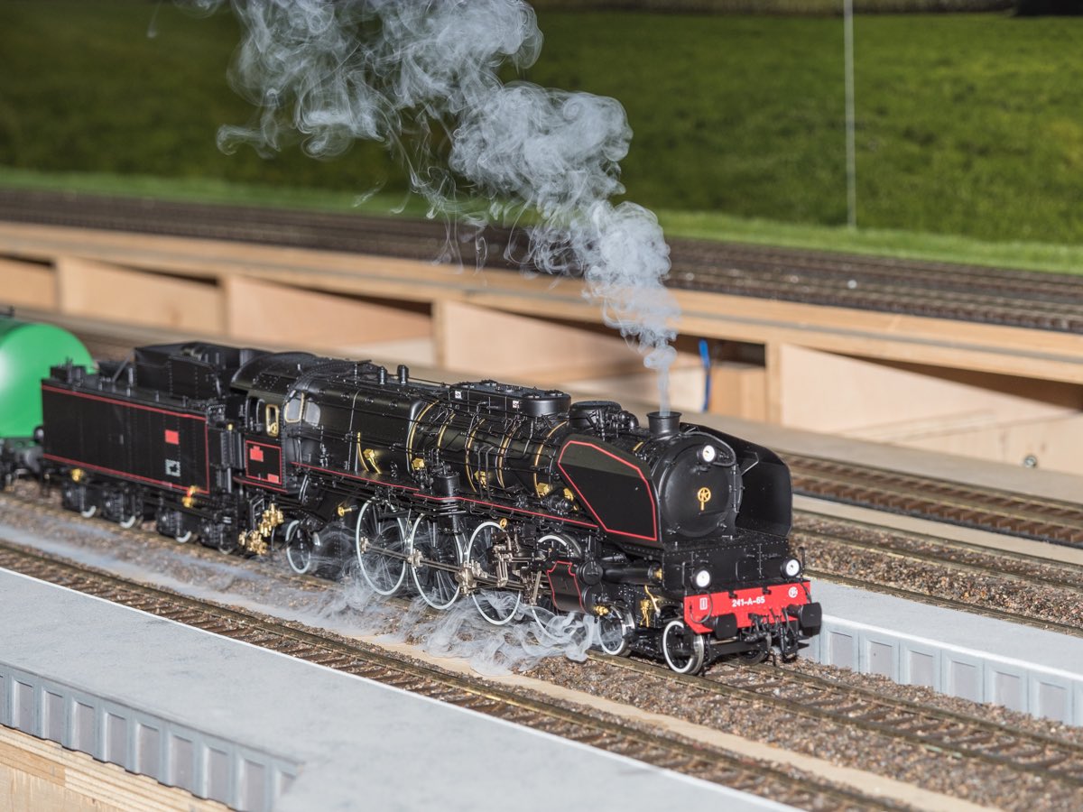 AntoinePrt's tweet photo. En ce 2 décembre 2022, bonne Journée Internationale du Modélisme Ferroviaire à tous les amateurs de trains, grands ou petits !

Happy International Model Railroading Day!

🚧🚦🛤️ https://t.co/Urvhs8BvbD