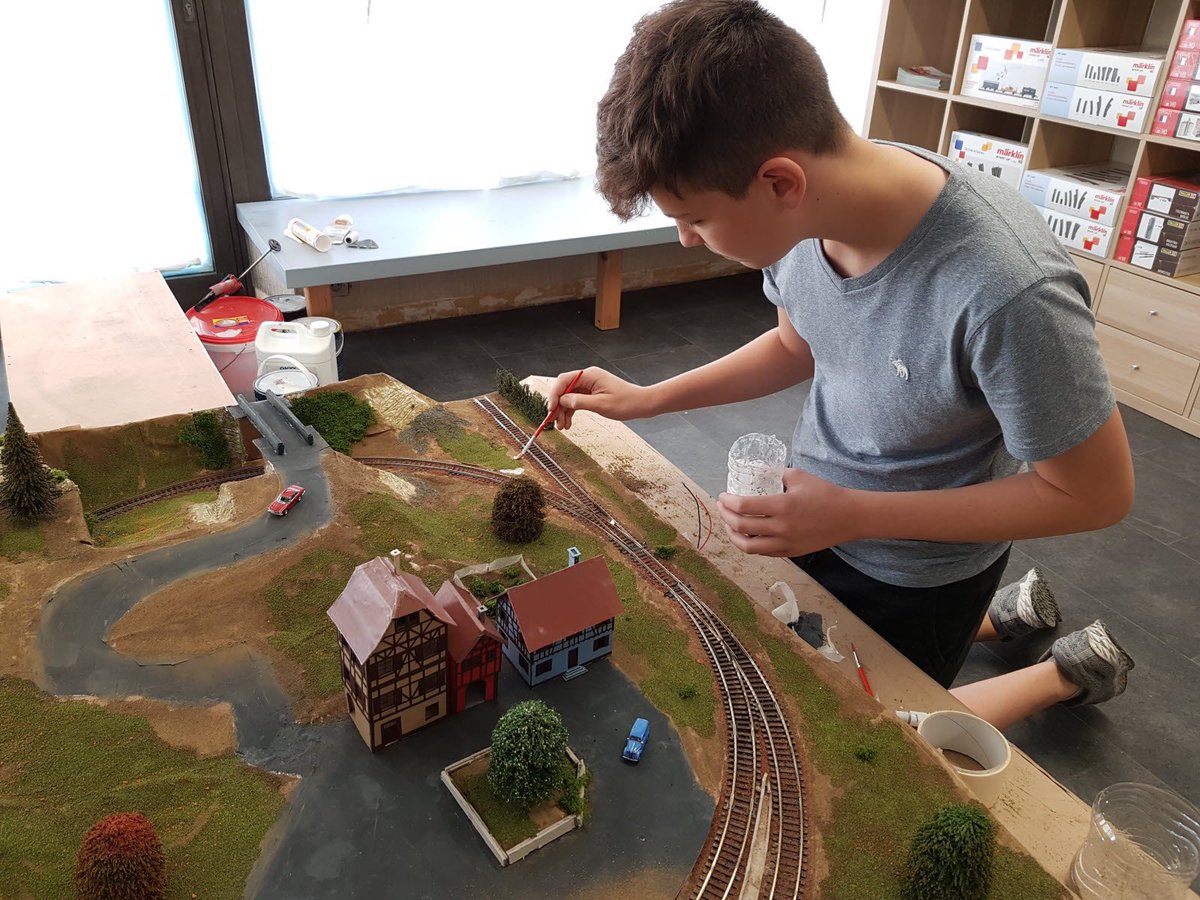 AntoinePrt's tweet photo. En ce 2 décembre 2022, bonne Journée Internationale du Modélisme Ferroviaire à tous les amateurs de trains, grands ou petits !

Happy International Model Railroading Day!

🚧🚦🛤️ https://t.co/Urvhs8BvbD