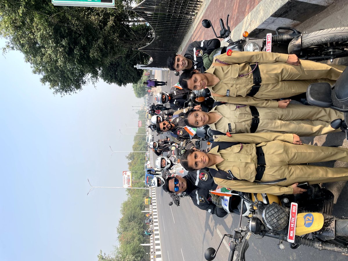 IN_Vikramaditya's tweet photo. #UnityRide22.Prayagraj,close to Triveni Sangam,apt place to reaffirm spirit of jointmanship.Grateful for hospitality of Purva UP & MP SubArea.Happy to interact with 19 UP Girls Bn NCC.
@indiannavy @IN_WNC @IN_KTKNA @IN_WesternFleet @karnataka_ioc @jawamotorcycles @yezdiforever https://t.co/dJhPUUNc16