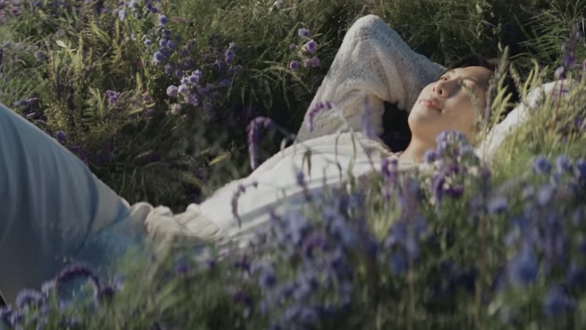 btsgaveme2wings's tweet photo. Oficialmente, el artista MUNDIAL quien es Kim Namjoon (RM de @BTS_twt) ha hecho su DEBUT COMO SOLISTA en la industria musical con su PRIMER ÁLBUM y con el video musical de la hermosa canción 'Wild Flower', la pista lleva el deseo de RM de vivir como una flor silvestre tranquila. https://t.co/7znw7mOFhR