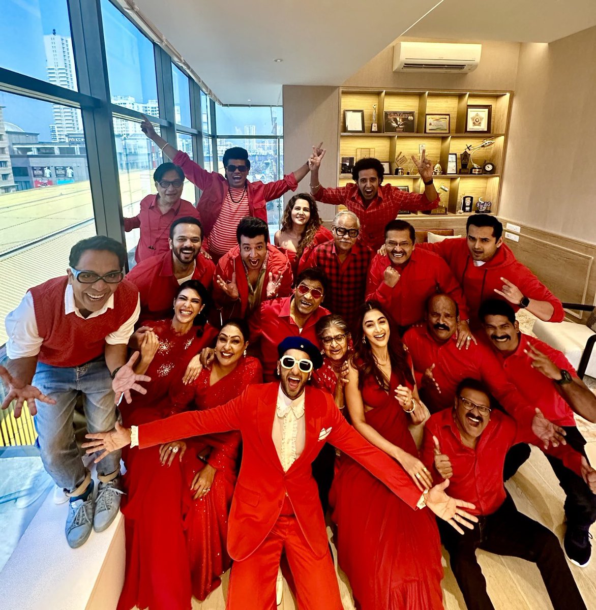 RanveerOfficial's tweet photo. TRAILER OUT AT 1:30 PM! 

#CirkusThisChristmas 
#RohitShettyProductionz #TSeriesFilms @TSeries https://t.co/FQ8a3lR1On