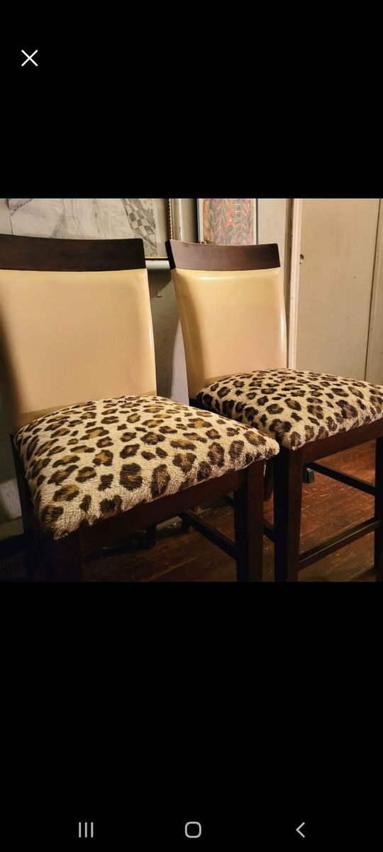 FixitWithFoxy's tweet image. Recovered this pair of commercial stock #pubtable/ #barstools.  I like to use what i have &amp;amp; improve what already exists, so i kept the back in sleek n creamy vinyl &amp;amp; added #fauxfur leopard