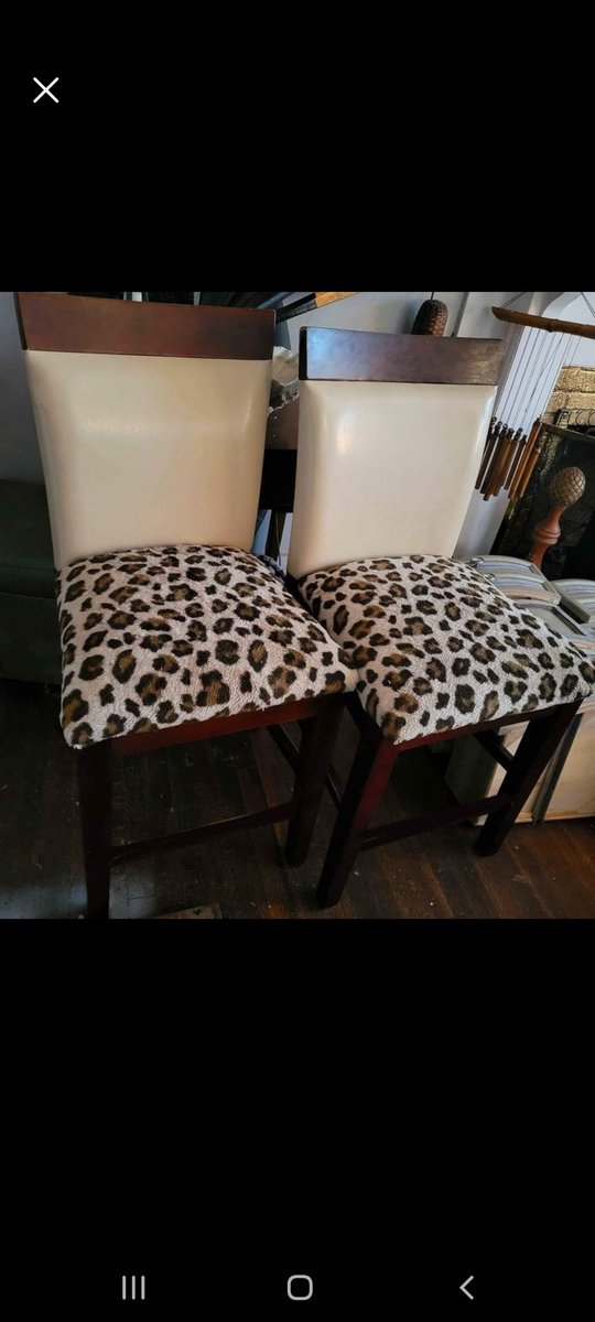 FixitWithFoxy's tweet image. Recovered this pair of commercial stock #pubtable/ #barstools.  I like to use what i have &amp;amp; improve what already exists, so i kept the back in sleek n creamy vinyl &amp;amp; added #fauxfur leopard