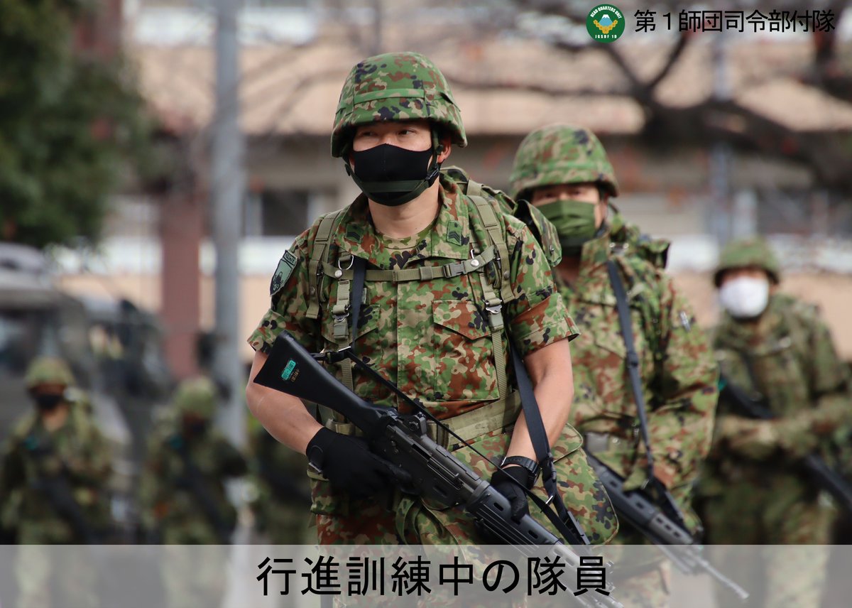 1D_nerima's tweet photo. 【付隊練成訓練その１（徒歩行進）】
　#第１師団司令部付隊 は、１１月２８日（月）から３０日（水）の間、隊練成訓練を行いました。本訓練は、各種訓練を実施して練度向上を図るとともに、第１音楽隊との連携強化に資することを目的に実施しました。初日は、駐屯地内において行進訓練を行いました。 https://t.co/B7XyNVZfFQ