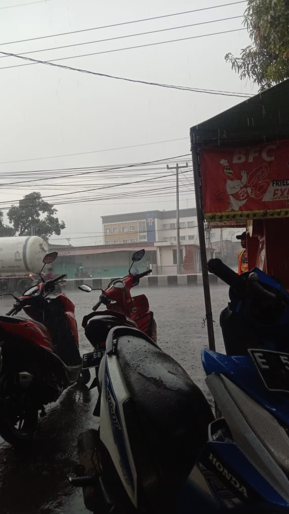 DedeSumiyati9's tweet photo. Hujan gini enaknya makan bakso guys.

#TolakOJKdiKoperasi https://t.co/6HwAJrf0gP