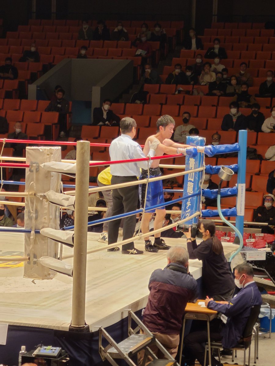 serval87's tweet photo. 第7試合　60.0kg契約６回戦　関根駿（ワールドスポーツ）　末吉史明（FUKUOKA）　関根５ＲＴＫＯ勝ち。 https://t.co/tg13lH2OJV