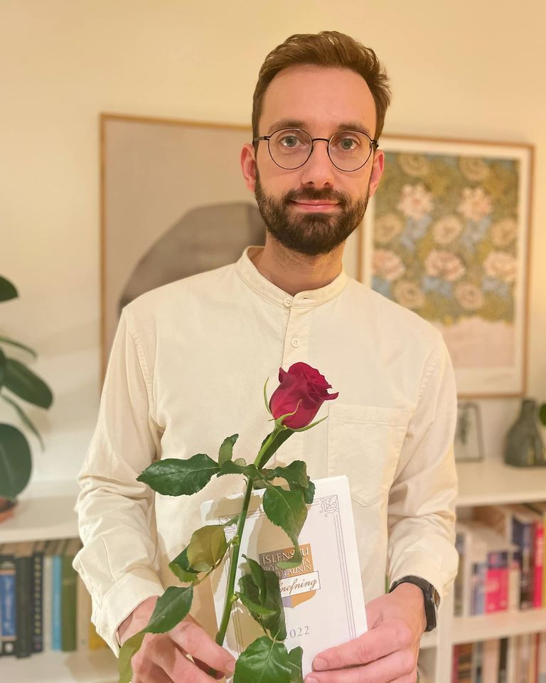 Ljósagangur er tilnefndur til Íslensku bókmenntaverðlaunanna. Óvænt og gaman. Kærar þakkir.