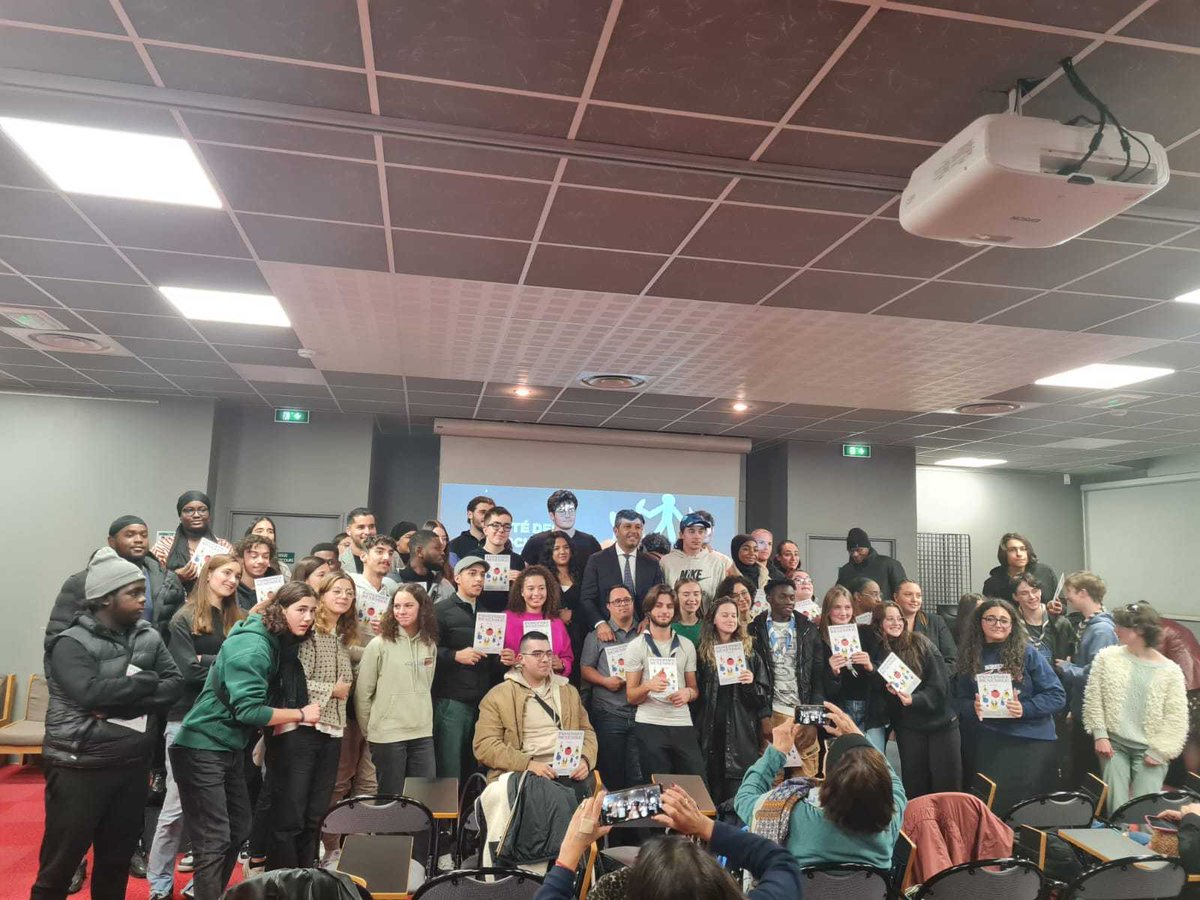 Nos engagés @afevmarseille mis à l'honneur hier en recevant leur passeport bénévole remis par la Ville de <a href="/marseille/">Ville de Marseille</a> et <a href="/AhmedHeddadi/">Ahmed Heddadi</a> lors d'une soirée dédiée et reconnaissant leur engagement à <a href="/AfevFrance/">Afev</a> pour renforcer le lien social dans les quartiers !
marseille.fr/social/actuali…