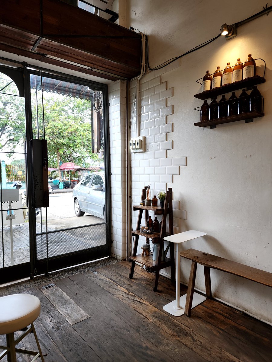 ไปนครสวรรค์มา ก็หาร้านกาแฟแล้วไปเจอtissue paperจาก #ทลบคาเฟ่ฮ็อปปิ้ง ร้านน่ารักมินิมอลมากก×1000 เรากินกาแฟชื่อไรจำไม่ได้แต่เป็นกาแฟผสมน้ำองุ่นหอมๆหวานๆ🍇 คานาเล่กรอบนอกหนึบใน ชีสเค้กเนียนนุ่มม ชอบสุดคือครัวซองกระเทียม🥐 แป้งข้างนอกกรอบๆหอมเนยฉ่ำไส้เนยกระเทียม อร่อย🥹 #อร่อยบอกต่อ