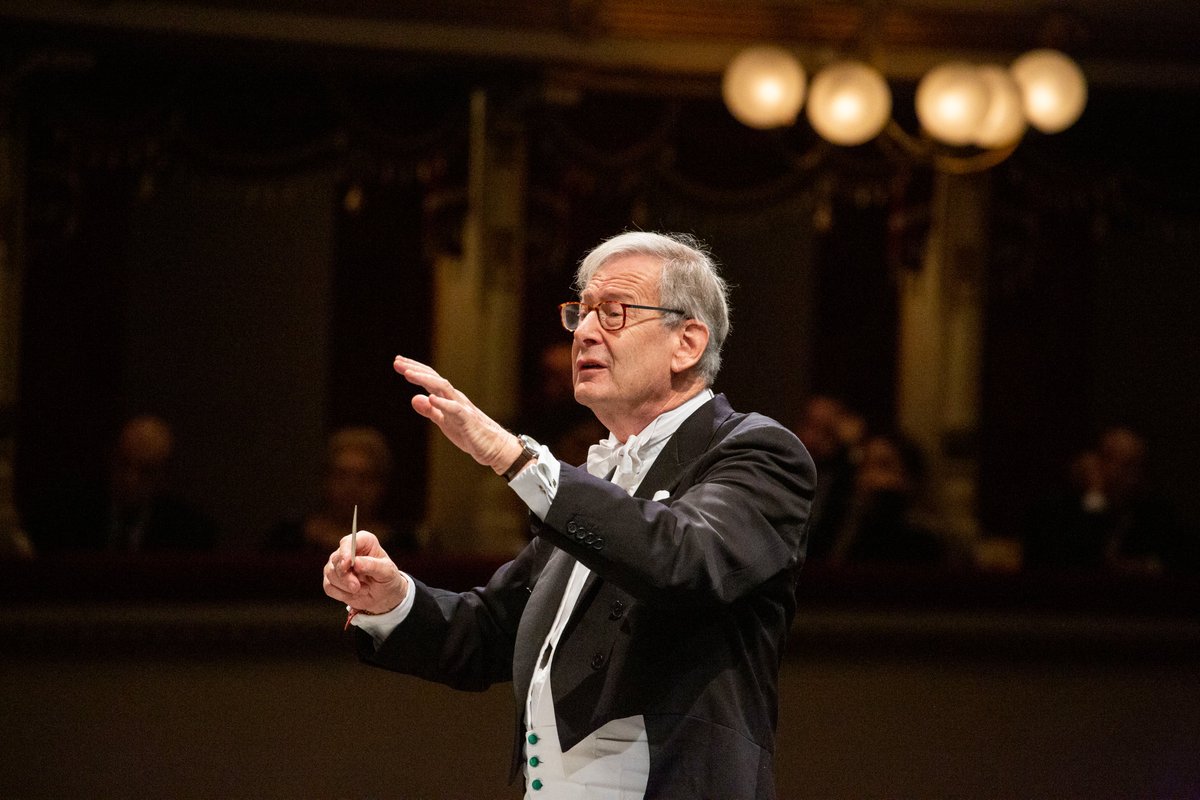 teatroallascala's tweet photo. Tomorrow, the @mco_london led by Sir John Eliot Gardiner return to La Scala to perform Bach's Christmas Oratorio | Domani il Monteverdi Choir &amp; Orchestras guidati da Sir John Eliot Gardiner tornano alla Scala con l’Oratorio di Natale di Bach.

👉 https://t.co/iQtUNc1Skx https://t.co/cDbj31YUt4