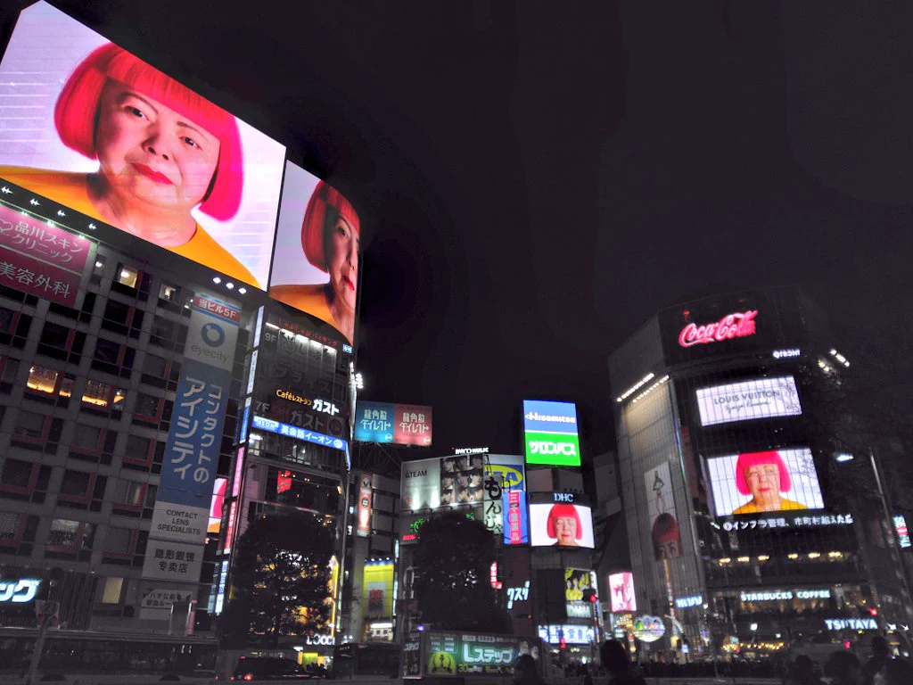 渋谷の街頭ビジョン！草間彌生さんが独裁政権を樹立？！