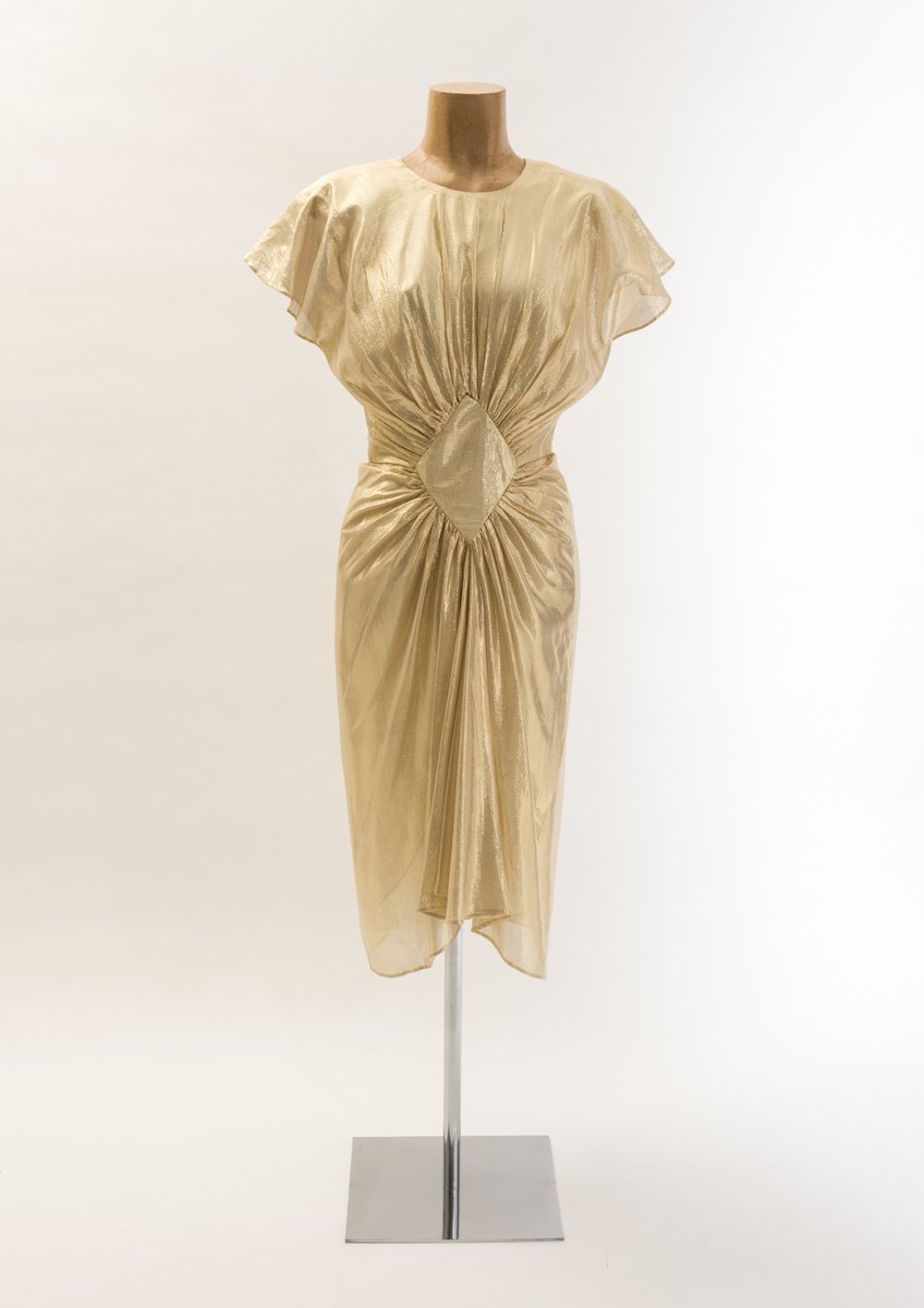 Friday Treat Time and we’re getting Christmas party ready with this gorgeous gold-coloured cocktail dress by Bruce Oldfield! With soft folds of gathered gold lamé, this 1980s dress brings glitz and glamour and oozes that understated sex appeal that Oldfield made his trademark ✨