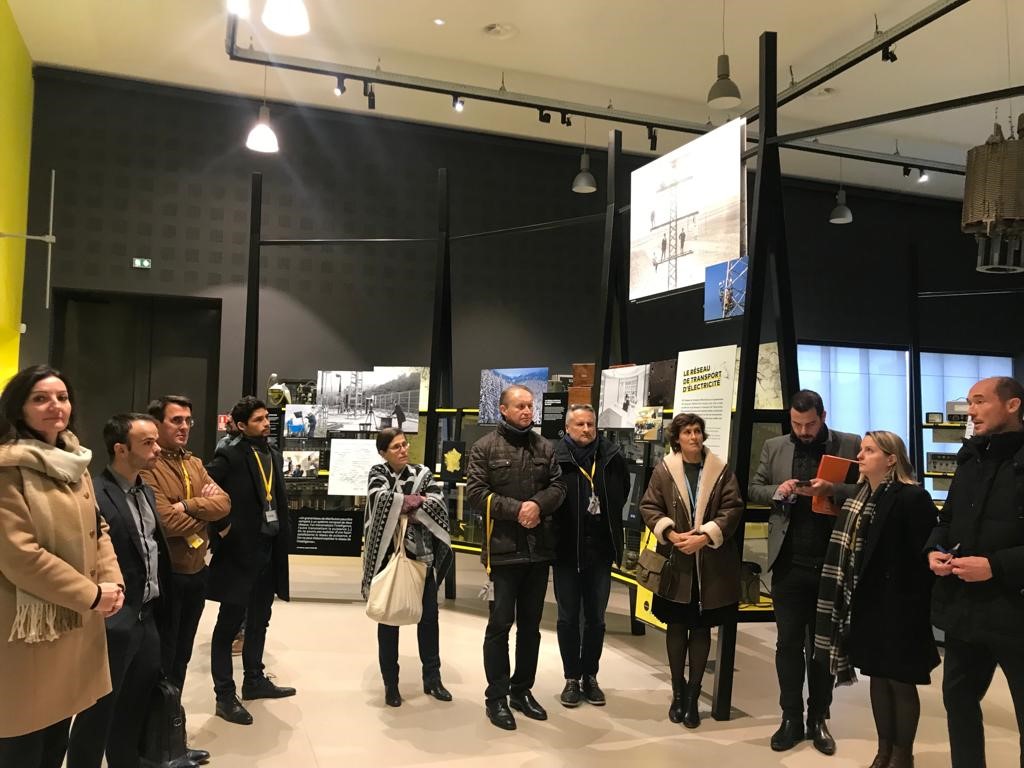 RTE_AuRA's tweet photo. 📅Ce vendredi, une dizaine d’entreprises et d’acteurs de l’emploi, partenaires de  @ChancesEmplois , est venue visiter le campus Transfo de @rte_france  
L’occasion de présenter ce lieu unique en Europe et les métiers de @RTE_aura  sur lesquels nous recrutons ! https://t.co/bbhT0lSYs4