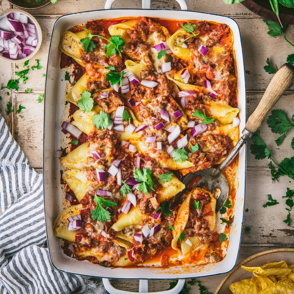 TACO STUFFED SHELLS are a fun mash-up of classic stuffed shells and Mexican-inspired #tacos!

>> theseasonedmom.com/taco-stuffed-s…

#mexicanfood #mexican #taco #TacoTuesday #stuffedshells #pasta #dinner #dinnertime #dinnerideas #recipe #recipes #easyrecipes #foodblog #foodblogger