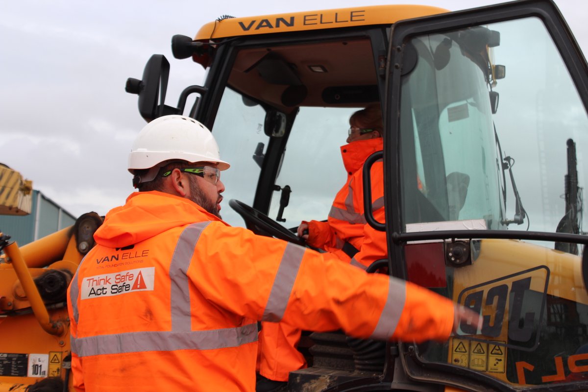 VanElleTraining's tweet photo. Last week, our Training Administrator Keeley Hutchinson completed her training and was the first woman to drive our JCB Loading Shovel for the NPORS Plant Machinery Marshall testing.

Thank you to Keeley, for helping drive change and being a fantastic role model.

#Construction https://t.co/y1i6PJAHUB