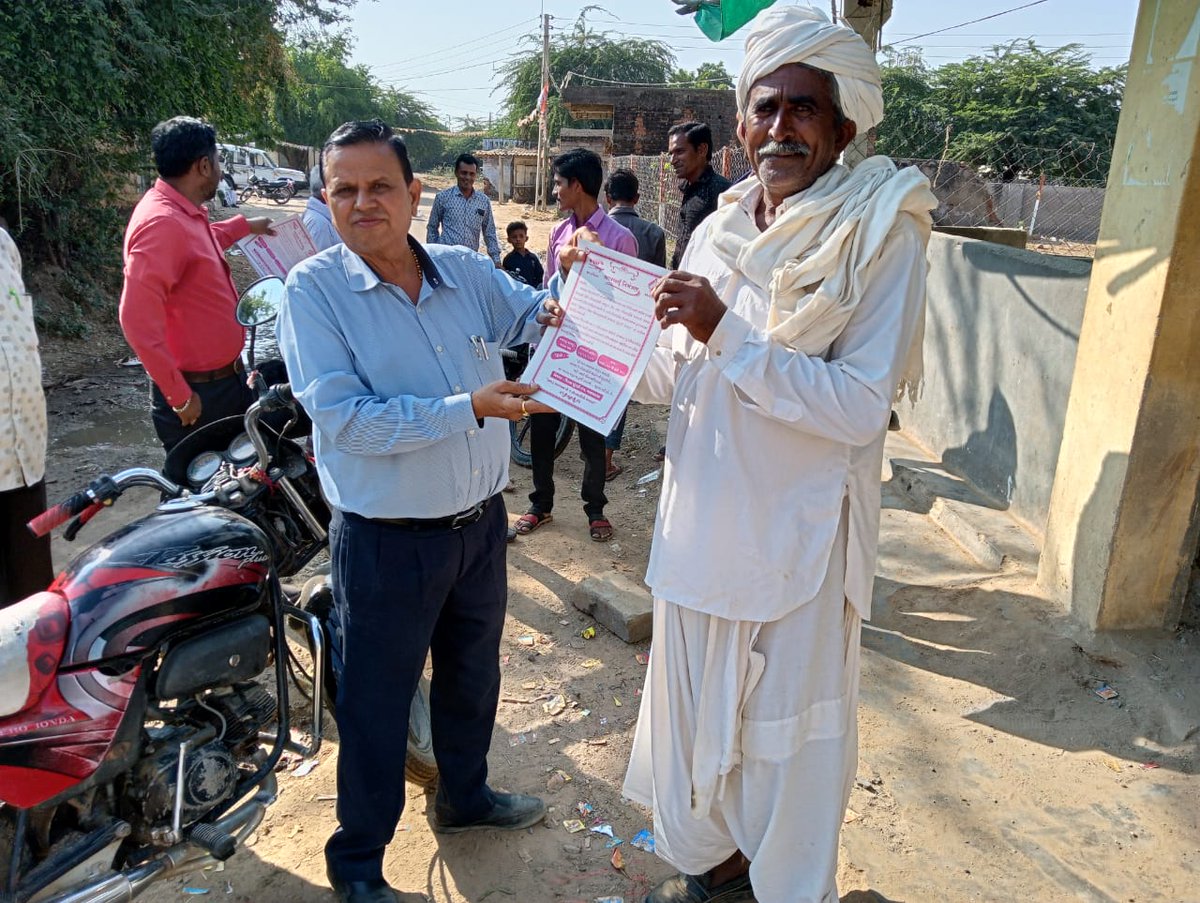 mambhabhar's tweet photo. 7- વાવ વિધાનસભા મતદાર વિભાગના ઓછા વોટર ટર્ન આઉટ ધરાવતા ભાભર તાલુકાના વજાપુરનવા મતદાર વિસ્તારની મુલાકાત લીઘી અને અવશ્ય મતદાન કરવાનો સંદેશો આપતી પત્રિકા મતદાતાઓને રૂબરૂ વિતરીત કરી મતદાન માટે પધારવાનું નિમંત્રણ પાઠવવામાં આવ્યું.
@CollectorBK 
@CEOGujarat
@SuigamSdm https://t.co/rCJxzwMZSd