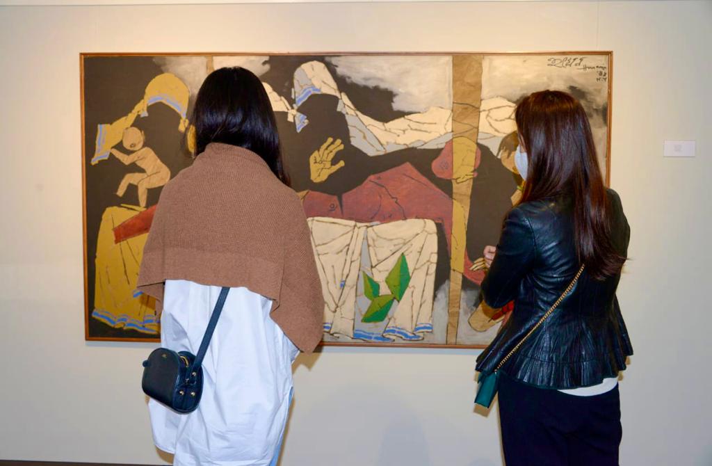 ngma_delhi's tweet photo. This painting iconised Mother Teresa, turning her simple blue-bordered sari into an enduring symbol of compassion and self-sacrifice. 
#PAG #southasianart #modernart #Indianart #Asianart #contemporaryIndianart #Indianpainting #artexhibitions #whatsoninDelhi #wideangleview https://t.co/Xmr82zbzM5