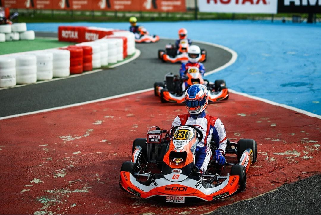 Finalizamos las Grand Finals 2022!🇵🇹

Se termina el mundial Rotax 2022 pero, no con los
resultados que esperabamos…
Un toque de otro competidor en el Heat 2 dejándome P
27 y otro en el Heat 3 cuando venia P3 y dejándome P
34, me dejo sin chances de poder entrar en la
final…😢