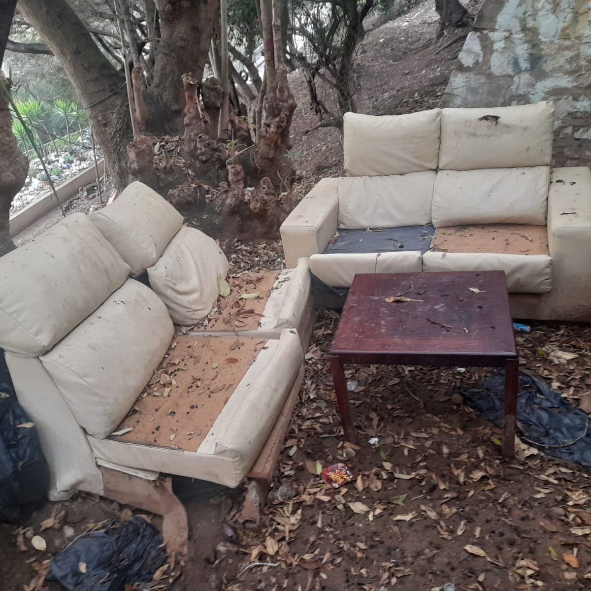 GibReserve's tweet photo. This is NOT the way to dispose of bulky items! 😡 Fly-tipping is an offence. Please take them to the Civic Amenities Site 🙏
#unsightly #CivicPride #irresponsibleflytipping #thinkinggreen https://t.co/0ZNdmT7P80