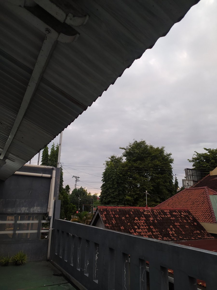 Aneh bgt sampe kos masih terang gini