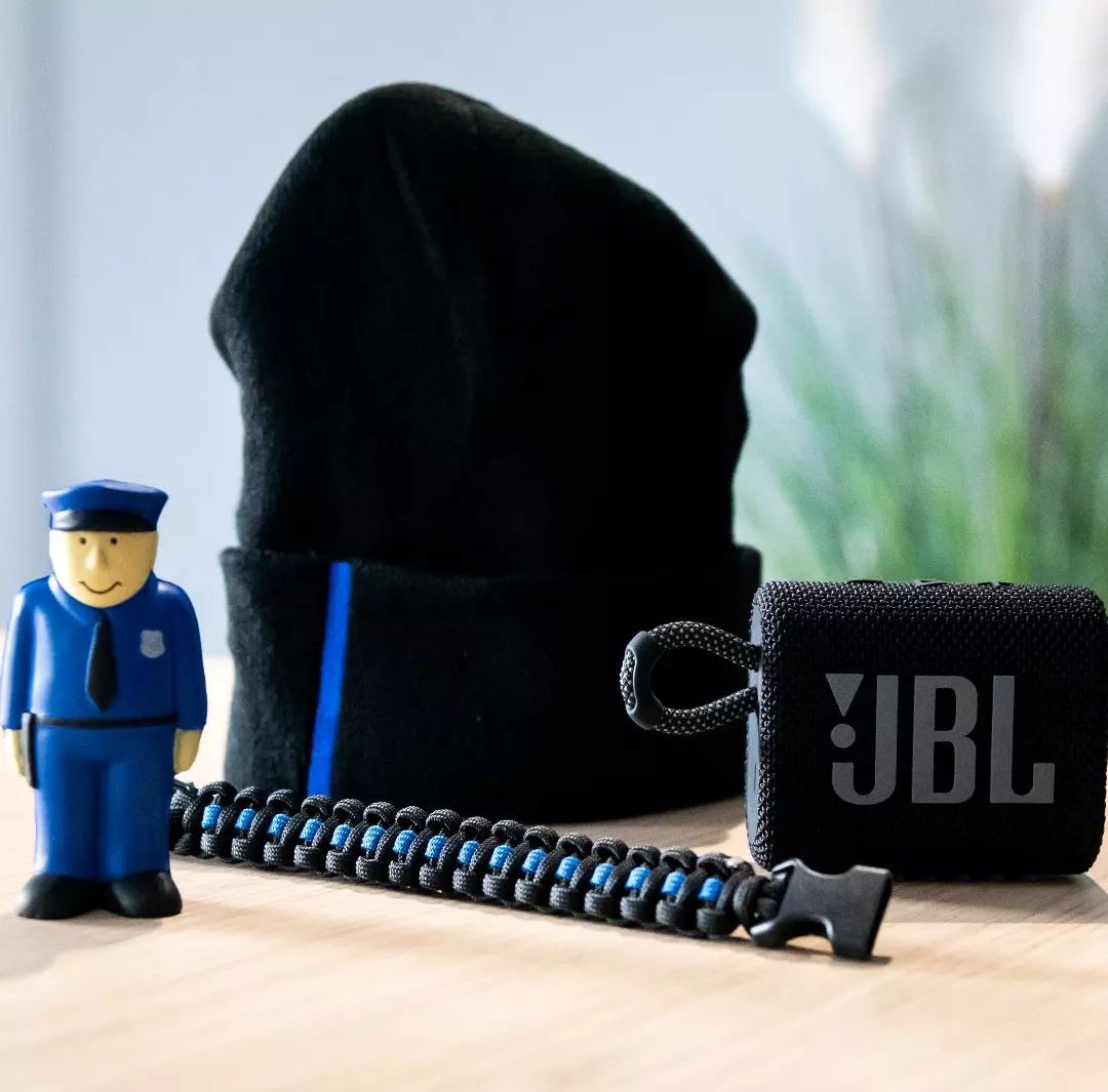 Politiebond's tweet photo. Winactie! Wat betekent de thin blue line voor jou? 
Volg de link en doe mee aan deze actie. Je maakt kans op een cadeaupakket met gadgets van onder andere @ThinLbracelets. 
https://t.co/iuUnUfKSGi https://t.co/pBNtjGWh9t