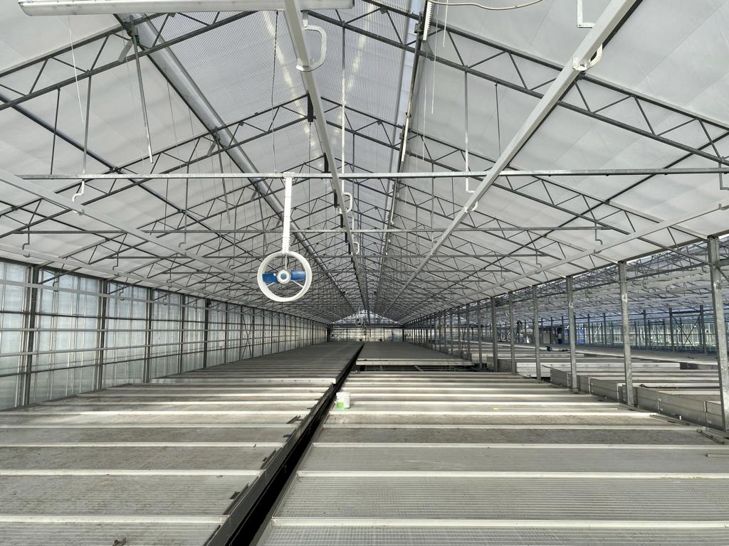 Bij veredelaar <a href="/CornBak/">Corn. Bak</a> hebben wij het zonnescherm in dekrolinstallatie en het insectengaas vervangen! 🤩 De nieuwe zonneschermen zorgen tijdens de koude nachten deels voor isolatie en beschermen de planten in de zomer tegen verbranding, dubbel inzetbaar dus! 💪