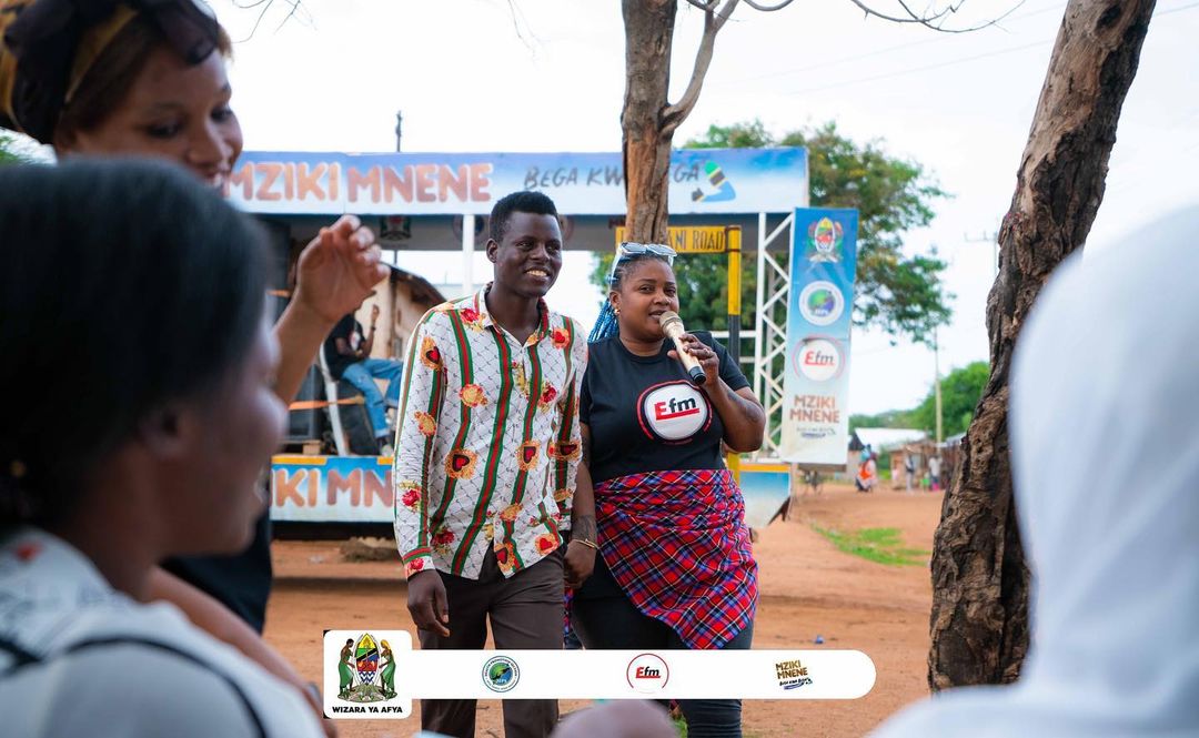 OfficialShilole's tweet photo. Kiukweli nitakua muongo nikisema Mara ya mwisho ni lini kuwahi kuwaona wazee wakicheza bao, Kwa kipindi cha muda mrefu leo nimewaona wazee wangu hapa βNyamalambaβ wakicheza mchezo huu na wameenda kuchanja ili kuhakikisha wote wanakuwa salama.
#UjanjaNiKuchanja #BegaKwaBega https://t.co/W1XkJV5VVr