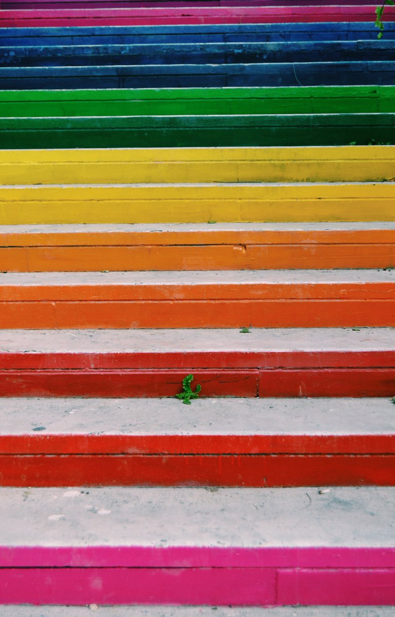 Iedereen mag er zijn, iedereen hoort erbij. Om dit uit te dragen verfde een middelbare school de trap in regenboogkleuren. Maar niet iedereen was daar gelukkig mee. We blikken terug met de rector en zijn regenboogtrap: Jeroen Sanders van het Gerrit Komrij College.