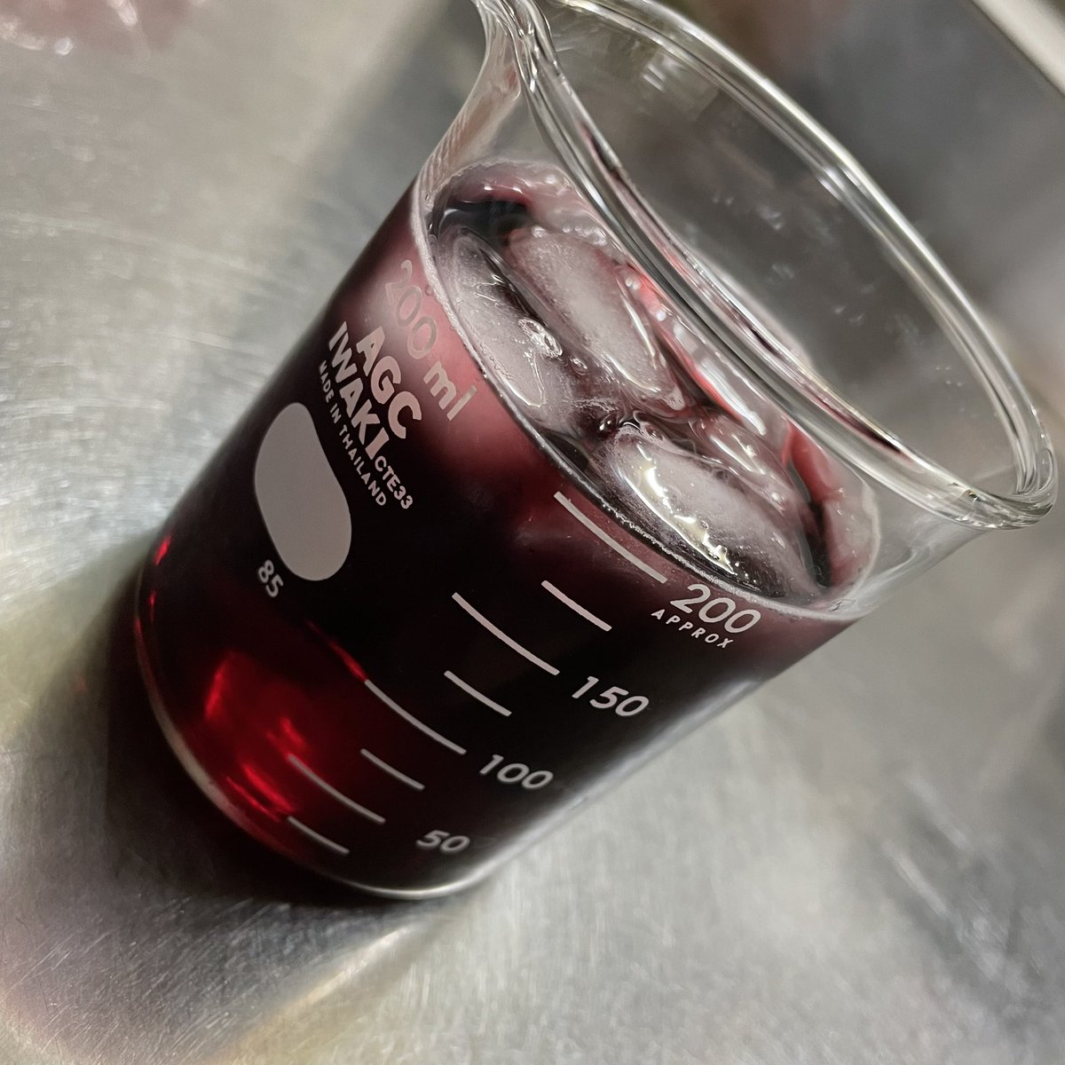 doachan2's tweet photo. ビーカーで飲むお酒は最高だ！！
onちゃんグラスを何年か前に割ってしまったのは泣ける… https://t.co/YvfqPEgTA6