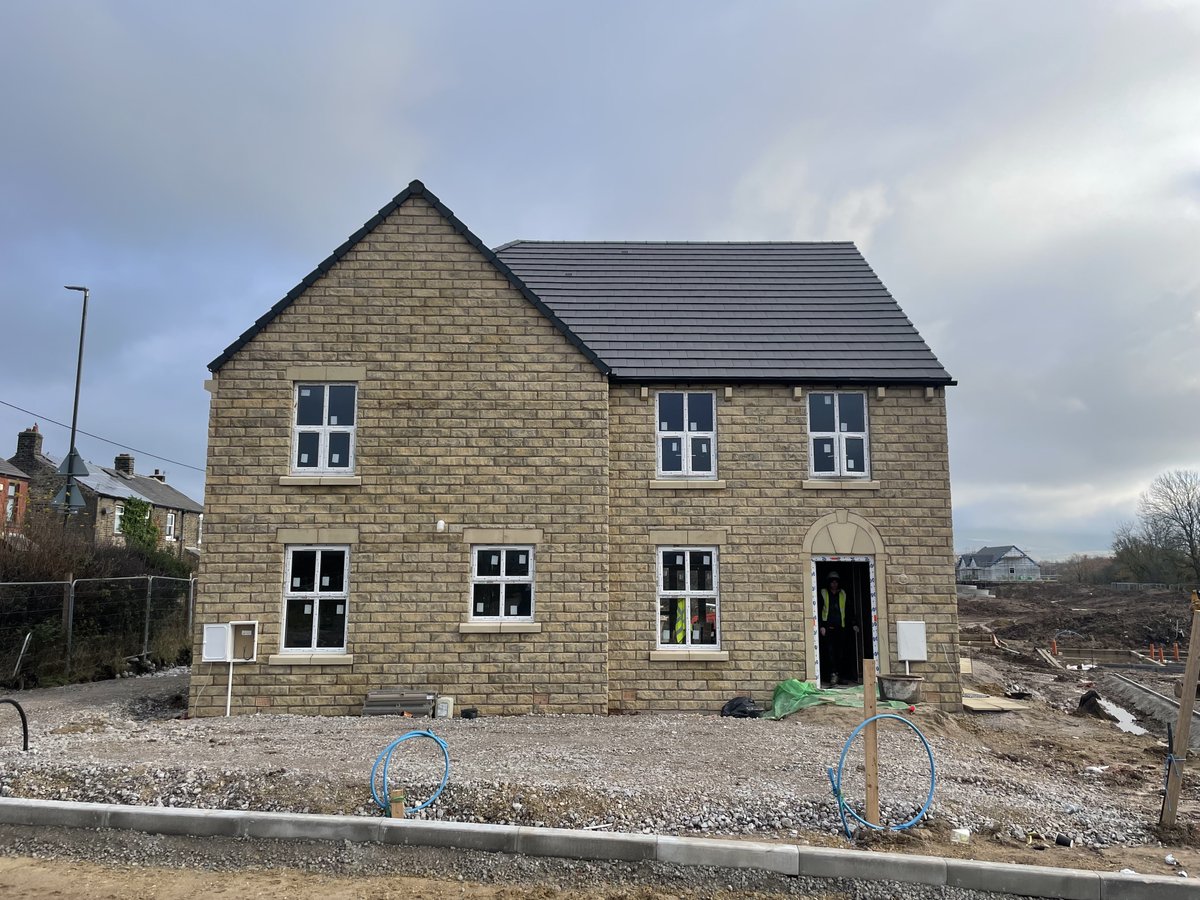 FlitcraftLtd's tweet photo. Always nice to see how our frames turn out and this one looks well!  If you have a timber frame project you would like to discuss with Flitcraft, please call us on 01995 679444 #injectawall #newbuild #timberframe #construction #flitcrafttimberframe #ukconstruction #flitcraft https://t.co/RXAoChcTT7