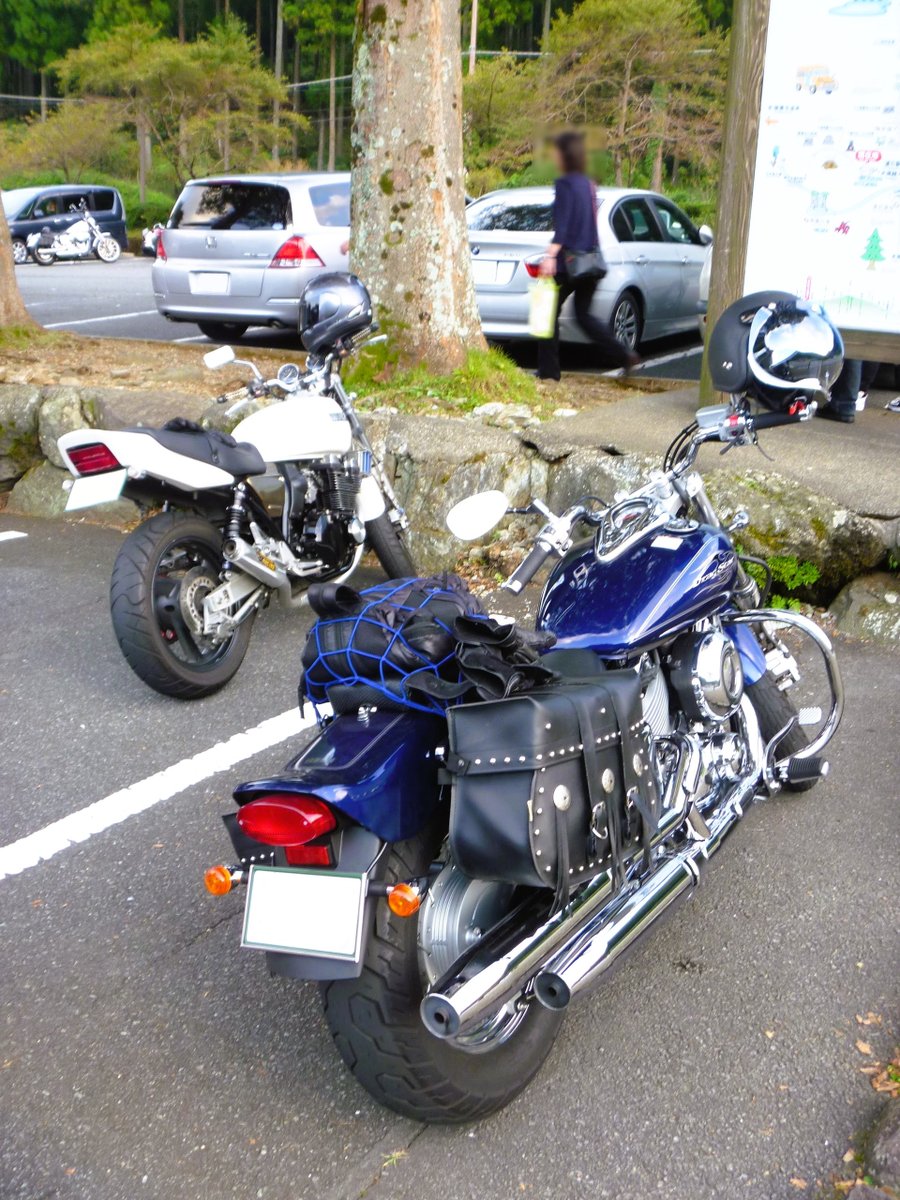 hvn929's tweet photo. 続き

声をかけてくれたのは当時やってたブログでのお知り合いさんでお若い方。ここへ来ることも知らせてないし私の顔も知らないけど、バイクとナンバーでわかったそう。

元気で気のいい彼の案内で道志、山中湖、さらに天城越えまで楽しみました。彼、今元気でやってるかなぁ。
#バイク #ツーリング https://t.co/3bxpkCY9l7