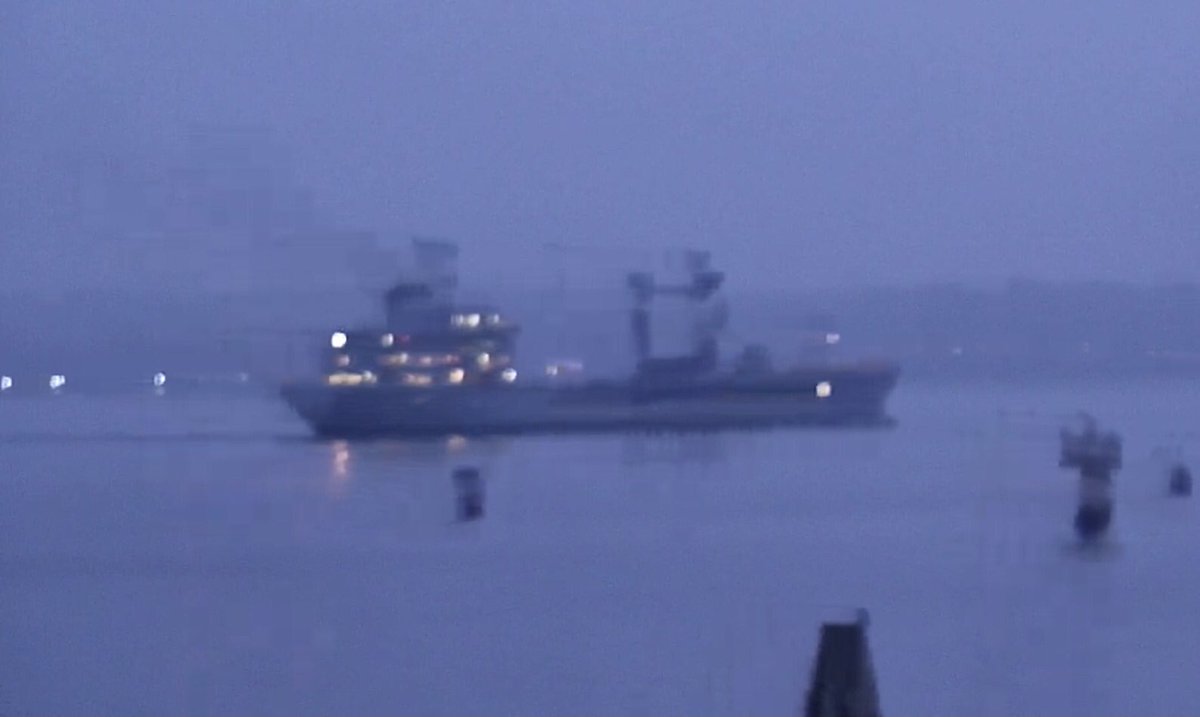 WarshipCam's tweet photo. German Navy Rhon-class replenishment oiler FGS Spessart (A1442) coming into Kiel, Germany - December 2, 2022 #fgsspessart #a1442
SRC: webcam https://t.co/LCq17IG4cn