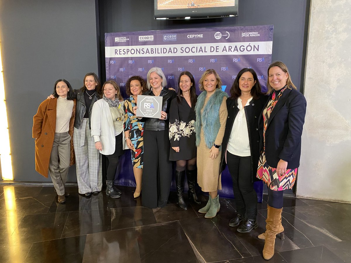 En el acto muchas de las socias hemos recogido nuestros distintivos y hemos compartido momento en el photocall:
<a href="/bea_gimnez/">Beatriz Giménez</a> , Estrella Vicente, <a href="/marisa_claver/">Marisa Claver</a> , Ana Martínez, <a href="/AvellanedaInma/">Inma Avellaneda</a> , Guadalupe del Buey 
Asunción Lahoz y <a href="/mariasasot/">Maria Sasot</a>