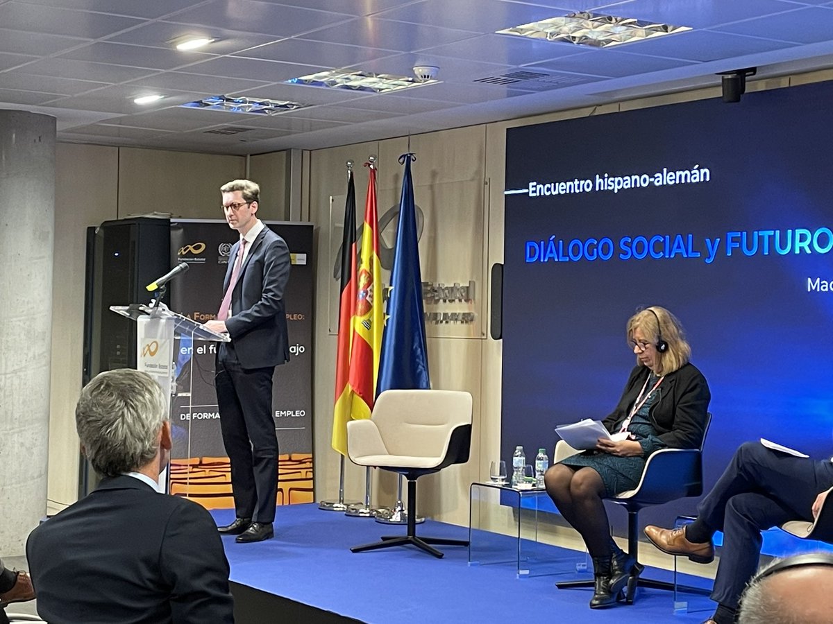 Fundae_es's tweet photo. Hablamos de trabajo, la movilidad y de las nuevas formas de organización del trabajo que siempre deben ser consensuadas. Hoy #EHA con @k_schalter @DieBDA https://t.co/7dhpz9cklx