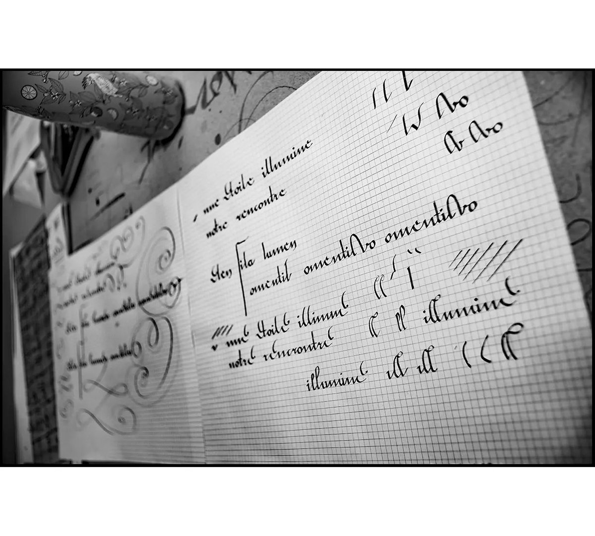 StefAlf357's tweet photo. Travaux d'élèves
.
#calligraphy #calligraphie #calligraphe #calligrapher #scribe #scriptorium #workshop #dmillen #luxembourg #moulindebeckerich #millen #beckerich #noiretblanc #monochrome #bnw #bnwphoto #bnwphotography #blacknwhite #blackandwhite #bw https://t.co/7pPxw7mE6m