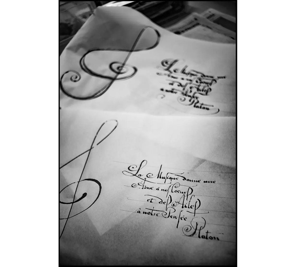 StefAlf357's tweet photo. Travaux d'élèves
.
#calligraphy #calligraphie #calligraphe #calligrapher #scribe #scriptorium #workshop #dmillen #luxembourg #moulindebeckerich #millen #beckerich #noiretblanc #monochrome #bnw #bnwphoto #bnwphotography #blacknwhite #blackandwhite #bw https://t.co/7pPxw7mE6m