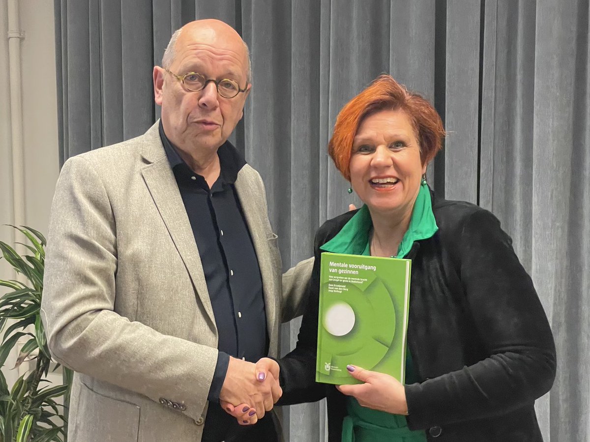‘Nederland heeft de #mentalevooruitgang echt nodig’, zei ⁦voorzitter <a href="/ruthpeetoom/">Ruth Peetoom</a>⁩ van ⁦<a href="/deNLggz/">de Nederlandse ggz</a>⁩ gisteren toen ze bij ⁦<a href="/Fabriekstweet/">De Argumentenfabriek</a>⁩ het boek ‘Mentale vooruitgang van gezinnen’ kreeg uit handen van ⁦<a href="/joepverbugt/">JoepVerbugt</a>⁩. ‘Want in zo’n land wil je wonen.’