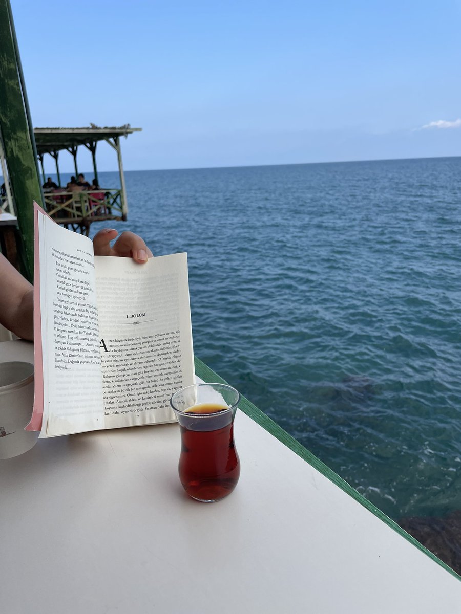 SerdarTopta23's tweet photo. Hayat bir beden büyük geliyordu.
Gitmek için erken, yaşamak için geç.
#sonşarkımsın  #roman #özlüsözler #hayirlicumalar #edebiyat #kitapkurtlarıyarışıyor #kitapseverlertakiplesiyor #elazig #Fenerbahce #Japan https://t.co/0e5u4uPYjs